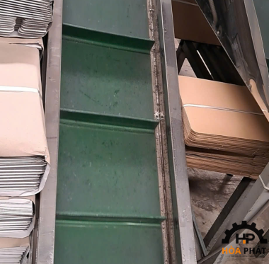 BĂNG TẢI PVC DÁN GỜ LEO DỐC